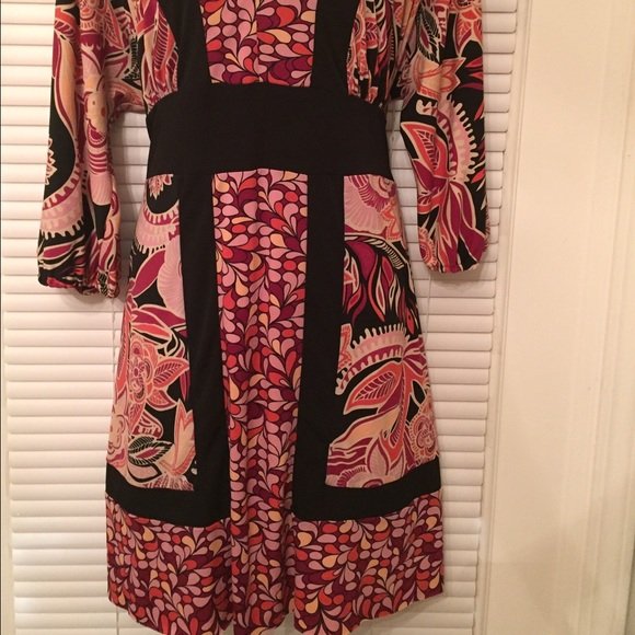 BEAUTIFUL multi-colored v-neck dress. - Picture 2 of 4